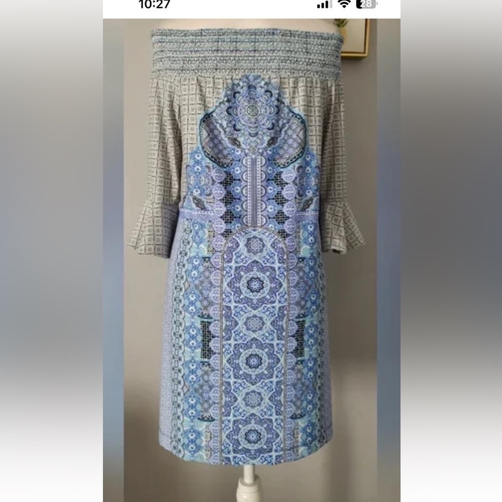 Cabana Life Blue Sheath Dress with Bell Sleeves
Caja 3